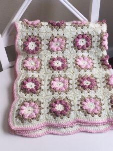 Read more about the article Free Patterns: Timeless Daisy Blanket