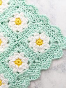 Read more about the article Dainty Daisy Granny Square Motif & Video Tutorial